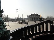 Blick vom Dresdner Neustädter Markt auf die Albertbrücke, dahinter die Historische Altstadt